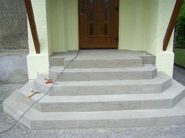 2007 in Kleinzerbst, Treppe vor der Beschichtung